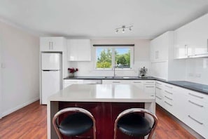 Coffee/tea maker, fridge, microwave, oven - Historic Baker’s Cottage-Walk to Richmond Village (Richmond)