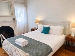 3 室のベッドルーム、デスク、アイロン / アイロン台、旅行用ベビーベッド