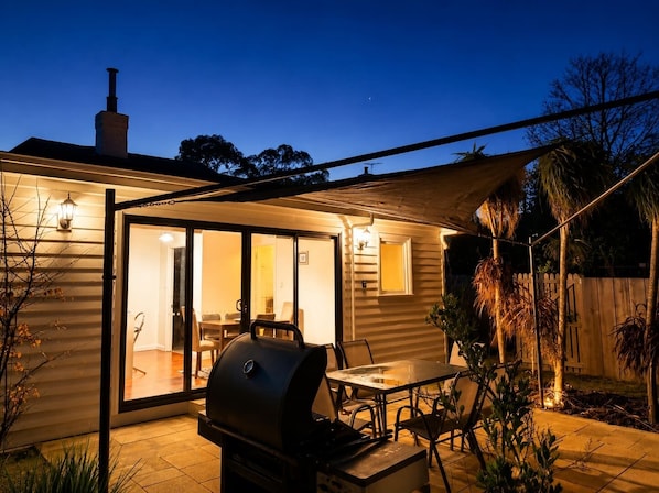 Outdoor dining - Historic Baker’s Cottage-Walk to Richmond Village (Richmond)