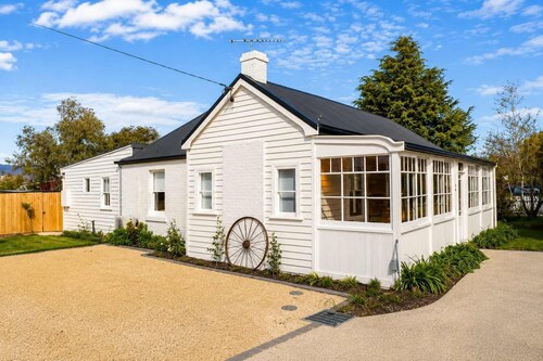 Historic Baker’s Cottage-Walk to Richmond Village