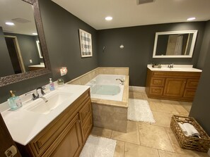 Badewanne, Whirlpool, Haartrockner, Handtücher