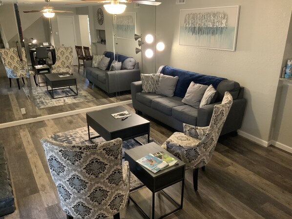 Televisión, chimenea, oficina y impresora 