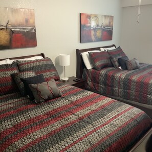 2 bedrooms, desk, WiFi