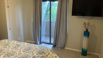 2 bedrooms, desk, WiFi