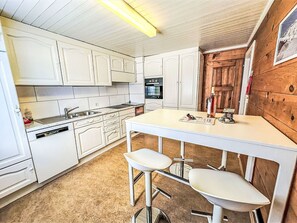 Four, lave-vaisselle, chaise haute