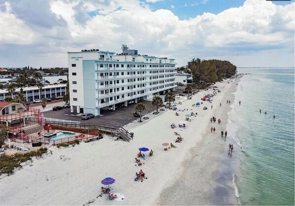 Ubicación cercana a la playa, tumbonas y toallas de playa