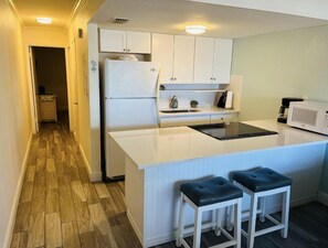 Frigorífico, microondas, placa de cocina y lavavajillas