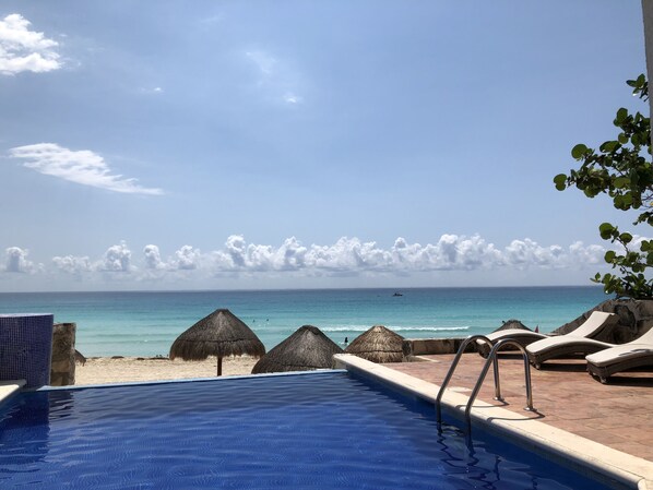 Alberca al aire libre y alberca climatizada