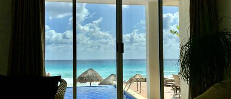 Een buitenzwembad en een verwarmd zwembad