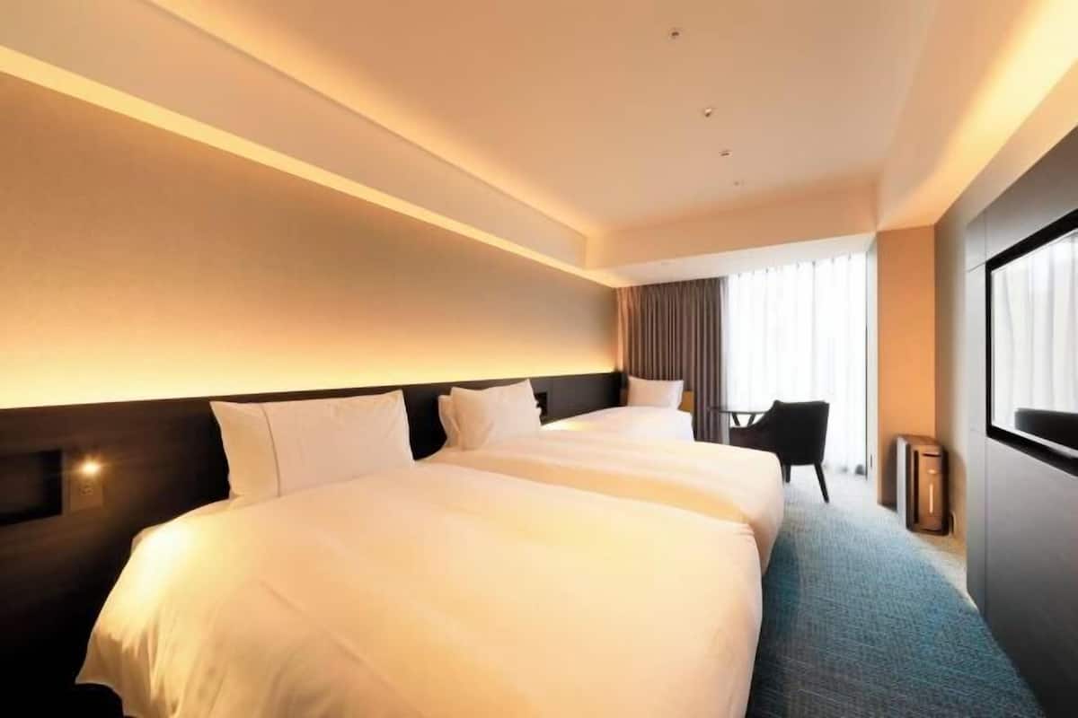 Down comforters, in-room safe, blackout drapes, soundproofing