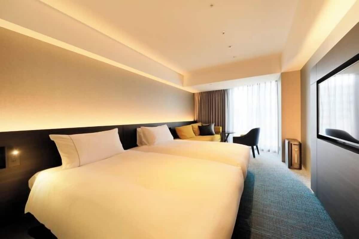 Down comforters, in-room safe, blackout drapes, soundproofing