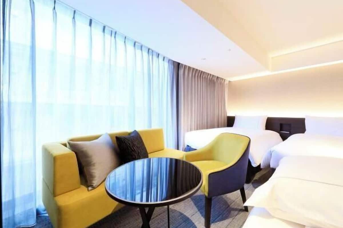 Down comforters, in-room safe, blackout drapes, soundproofing