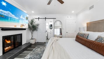 3 dormitorios, caja fuerte, escritorio y tabla de planchar con plancha