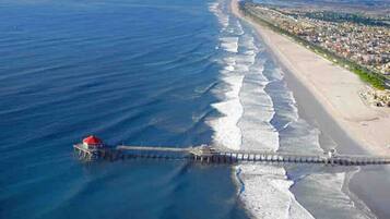 Ubicación cercana a la playa, tumbonas y toallas de playa