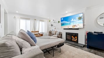 Smart TV, chimenea, videojuegos y reproductor de DVD