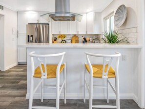 Kylskåp, mikrovågsugn, ugn och spishäll