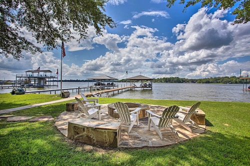 Remodeled Cedar Creek Lake Retreat w/ Fire Pit!