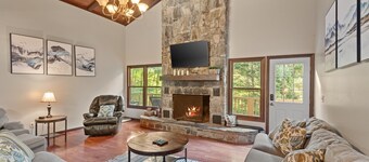 Banner Elk Lodge: Walk to Downtown Banner Elk! 2 game rooms, hot tub, pet friendly!