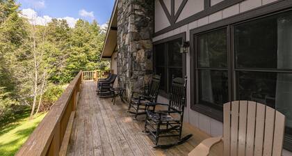 Banner Elk Lodge: Walk to Downtown Banner Elk! 2 game rooms, hot tub, pet friendly!