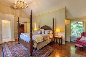 4 bedrooms, iron/ironing board, free WiFi, bed sheets