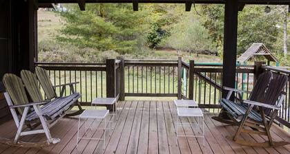 Charming Creekside 1940s Cottage, Kid/Dog Friendly