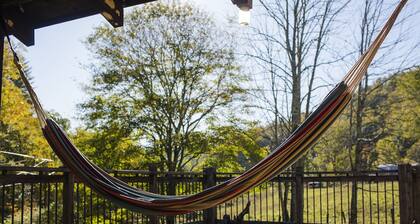 Charming Creekside 1940s Cottage, Kid/Dog Friendly