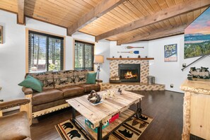 Smart TV, fireplace, DVD player, table football - Bear PAC Hideout - Walk to Village, Fireplace, Game Room, Pool Table (Big Bear Lake)