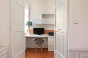 Unclassified image, 3 of 5, button - SUITE ROI RENE (Aix-en-Provence)