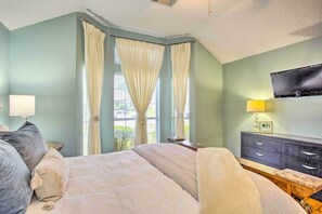 3 habitaciones, escritorio y tabla de planchar con plancha