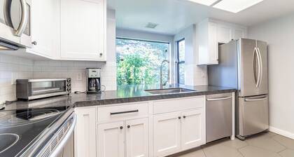 Luxury Remodeled Mid-Town Condo Retreat 521