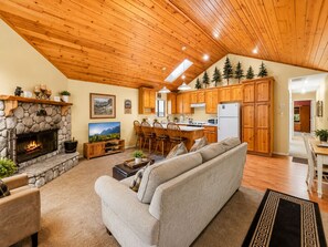 Una sala de estar acogedora con chimenea, un sofá y una televisión.