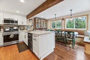 Geladeira, micro-ondas, fogão, cooktop