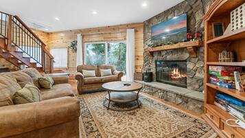 Smart TV, chimenea, reproductor de DVD y futbolito