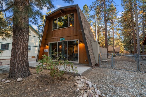 The Cozy Bear Cabin - Walk to Lake & Village, Fire Pit, Outdoor Games