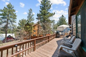 Terrace/patio - Chalet Des Ours - Comfortable and spacious home with Hot Tub, WIFI! Close to everything! (Big Bear Lake)