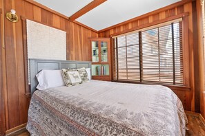 2 bedrooms, free WiFi, bed sheets - Chalet Des Ours - Comfortable and spacious home with Hot Tub, WIFI! Close to everything! (Big Bear Lake)