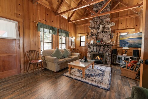 Chalet Des Ours - Comfortable and spacious home with fast WiFI -  Close to everything!