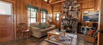 Chalet Des Ours - Comfortable and spacious home with fast WiFI -  Close to everything!