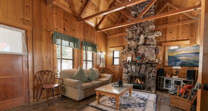 Chalet Des Ours - Comfortable and spacious home with fast WiFI - Close to everything!