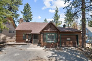 Exterior - Chalet Des Ours - Comfortable and spacious home with Hot Tub, WIFI! Close to everything! (Big Bear Lake)
