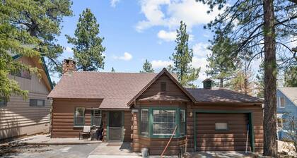 Chalet Des Ours - Comfortable and spacious home with Hot Tub, WIFI! Close to everything!