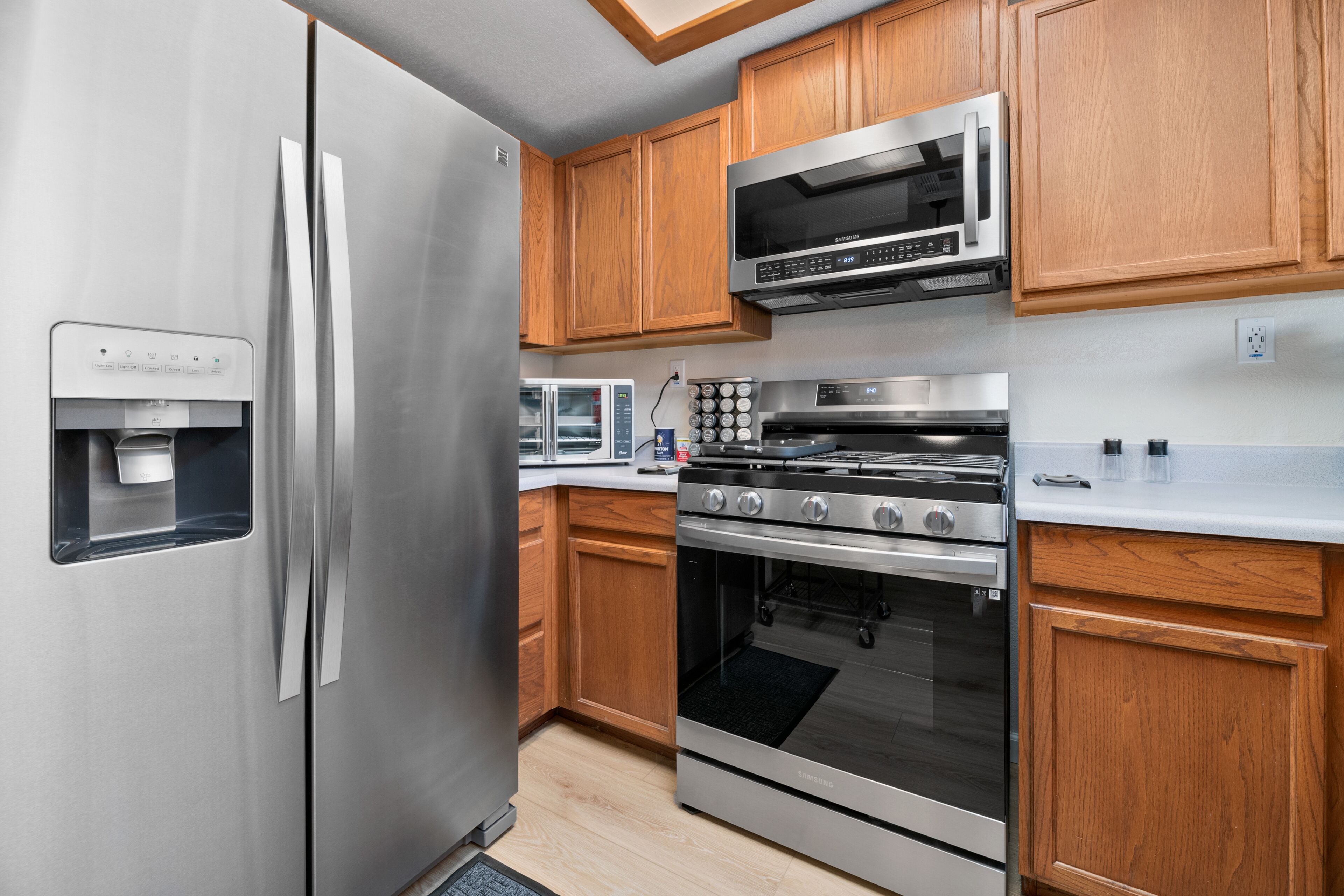 Refrigerador, microondas, horno y parrilla de estufa 