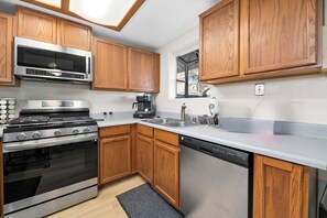 Geladeira, micro-ondas, fogão, cooktop