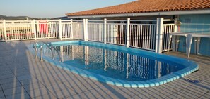 حمام سباحة على السطح