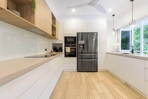 冷蔵庫、電子レンジ、オーブン、コンロ