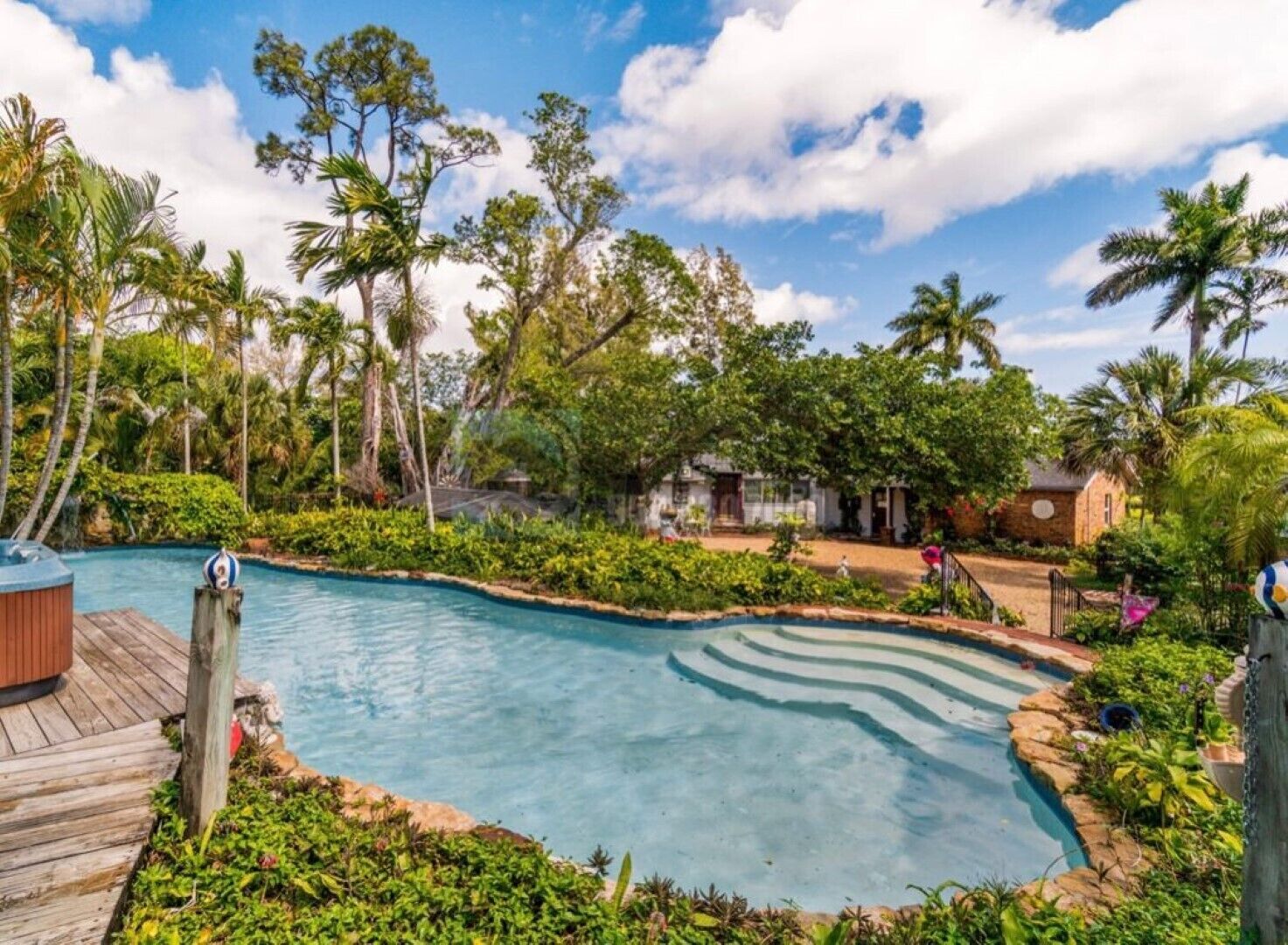 Casa Valenti Old Florida Guest House on Secluded Acre 