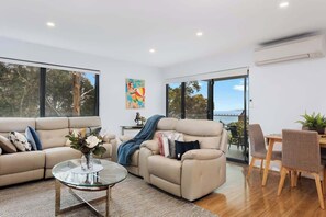 TV, DVD player, books, offices - "Treetops Retreat" Sleeps 10, 3 Baths - Peaceful. (Taroona)