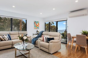 Tv, dvd-spelare, böcker och kontor