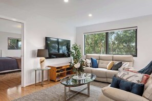 TV, DVD player, books, offices - "Treetops Retreat" Sleeps 10, 3 Baths - Peaceful. (Taroona)