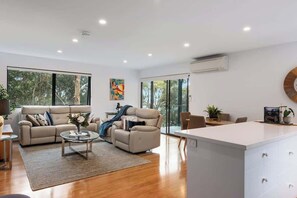 TV, DVD player, books, offices - "Treetops Retreat" Sleeps 10, 3 Baths - Peaceful. (Taroona)